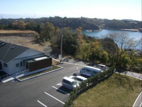 施設は自然に囲まれた広い敷地に建てられている。敷地内に設けられている駐車場は広いスペースをとっている。
