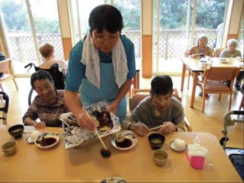 明るいダイニングでの食事風景