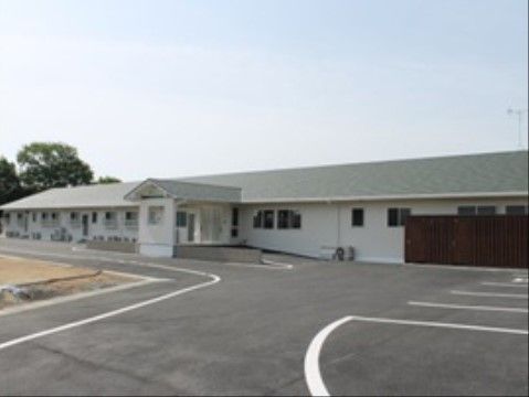 こぢんまりとした可愛らしい雰囲気の建物。敷地が広く、駐車場を設けているので、安心してお越しいただける。