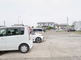 静かな街角の施設外観