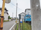交差点と住宅街の風景