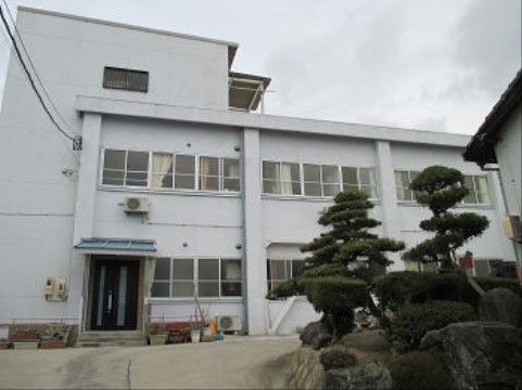 白を基調とした2階建て鉄筋コンクリートの施設には、多くの窓が設置されており、光を多く取り入れた明るい造りとなっている。