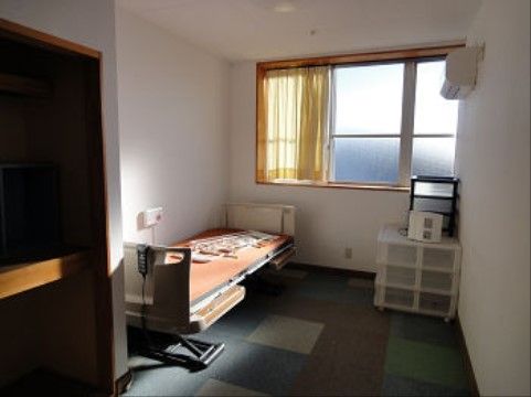 モザイクカラーの床に大きめの窓がある明るい部屋には、電動ベッドや収納BOXが設置され、自宅の一室の様な落ち着いた造りになっている。