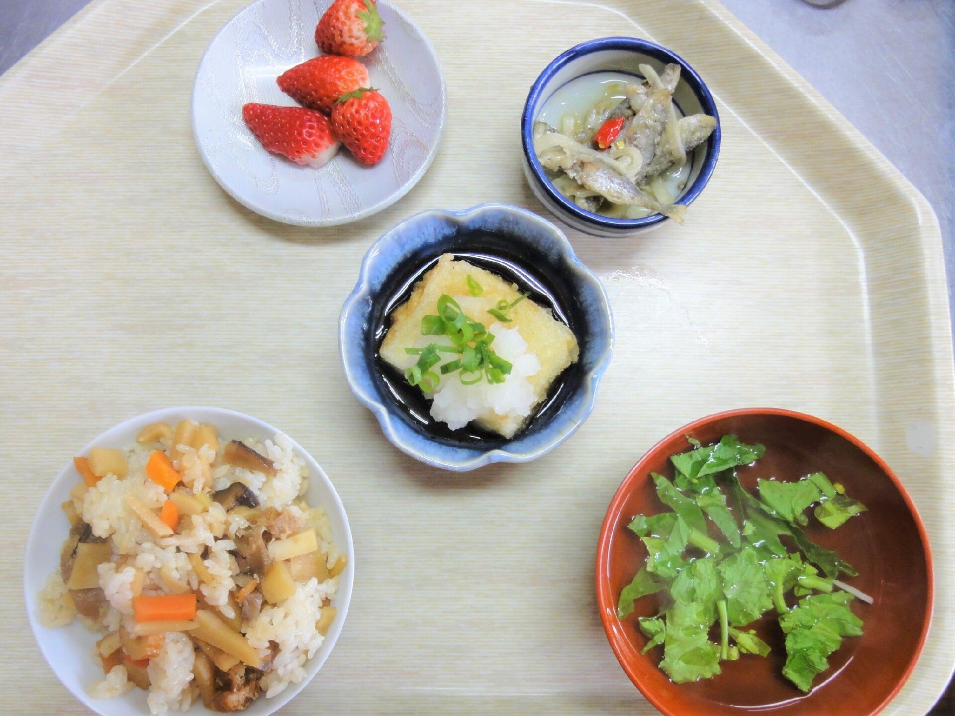 見ているだけでも気持ちが明るくなるような、彩りが豊富な和食膳