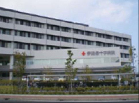 施設近隣にある総合病院である。５階建ての大きな建物であり、壁の色は白色系で、建物の前には木が植えられている。
