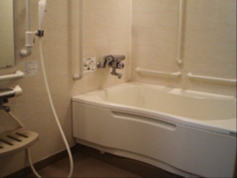 浴室の洗い場には上げ下げ可能なシャワーが設置されているため、入居者様が使用の際には好みの高さに調整することができる。