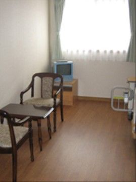 引違いの腰窓が設置されており、南側の明るい日差しを十分に取り入れることができ、カーテンで明るさの調整もできる。