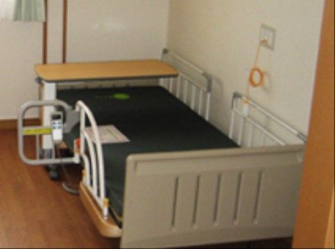 居室に設置されたベッドは電動になっており、入居者様の好みでリクライニングすることができ、楽に起き上がれる。