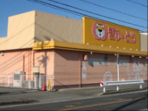 外観は淡いピンク色とベージュ色をしており、非常に目立つ建物になっている。駐車場も広くゆったりと駐車することができる。