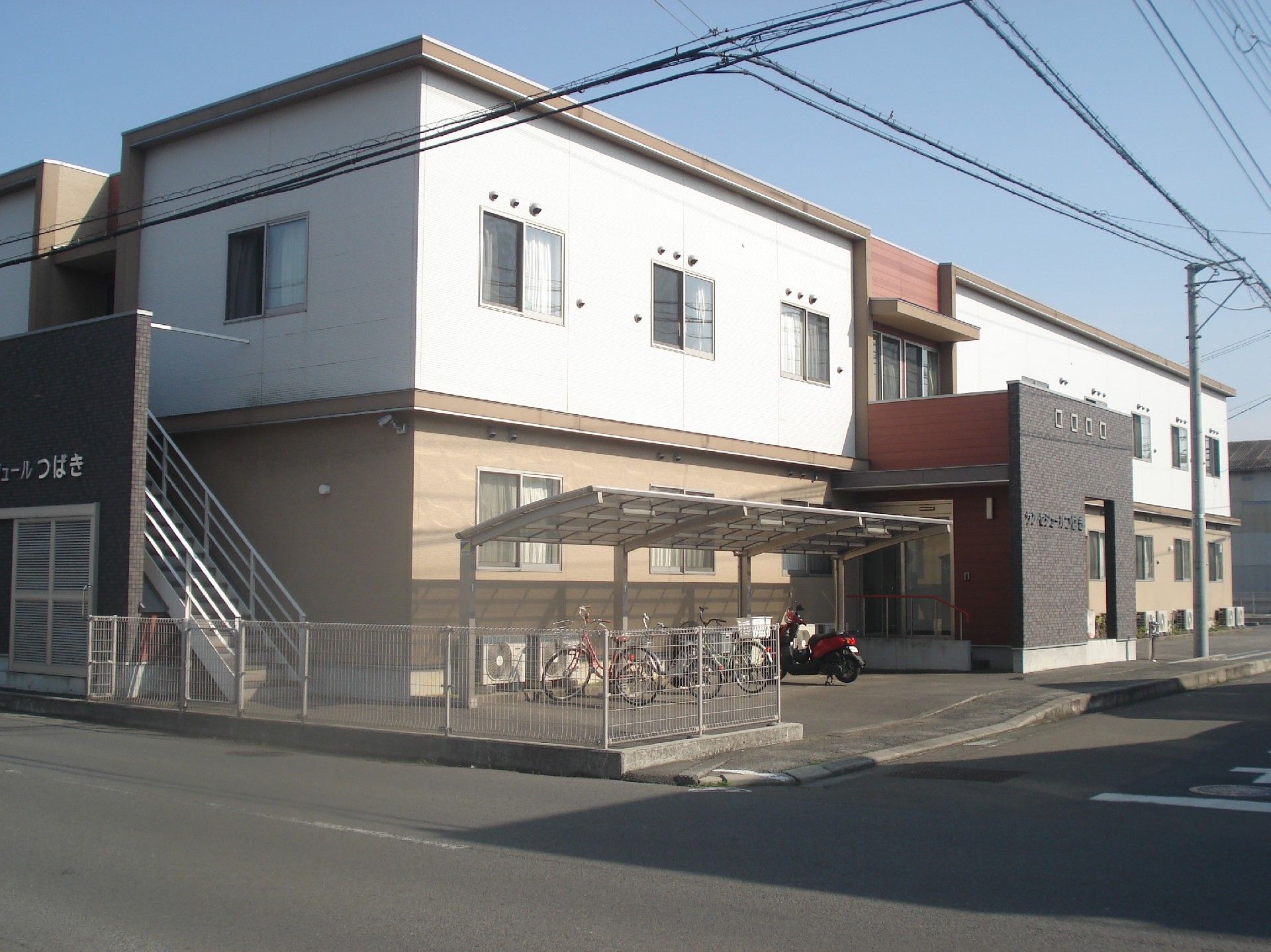 「サービス付き高齢者住宅　サン・セジュールつばき」の外観。周辺地域に馴染むような落ち着いたデザインの建物。