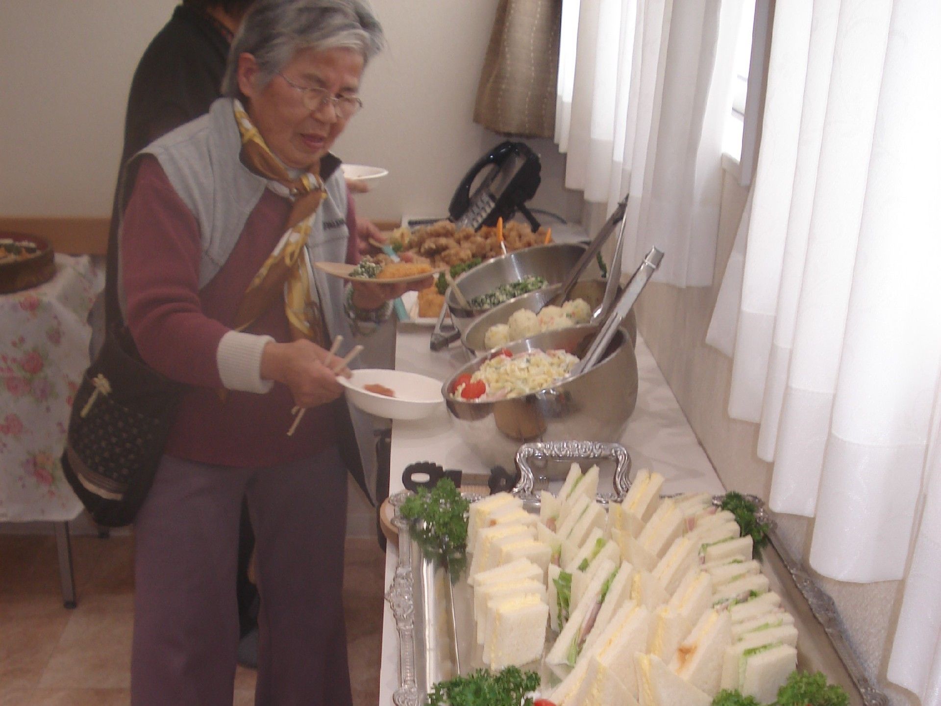 「サービス付き高齢者住宅　サン・セジュールつばき」の地域交流会。地域交流会でお食事を楽しむ様子。