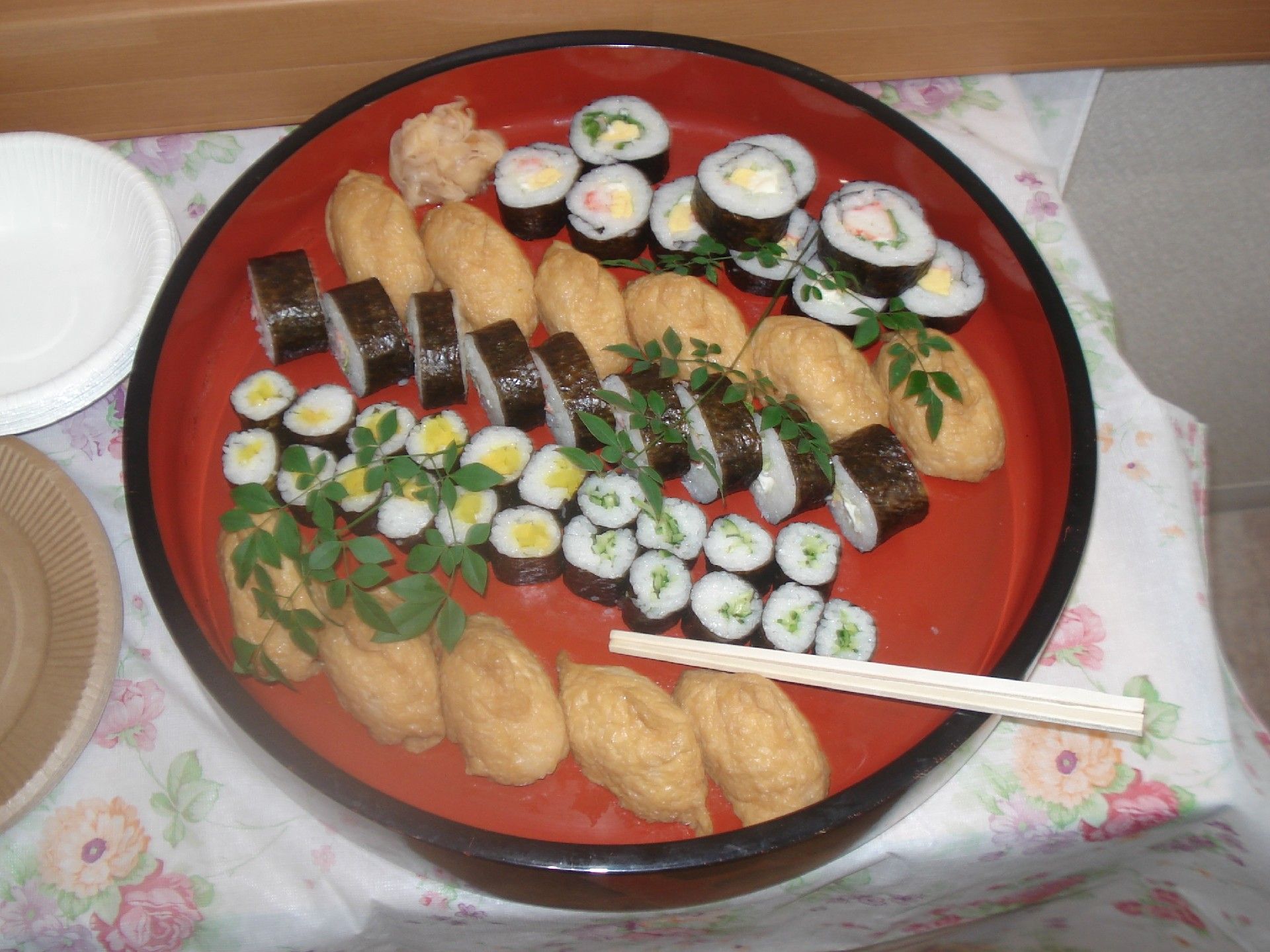 「サービス付き高齢者住宅　サン・セジュールつばき」の 地域交流会（お食事）。いなり寿司や巻き寿司。
