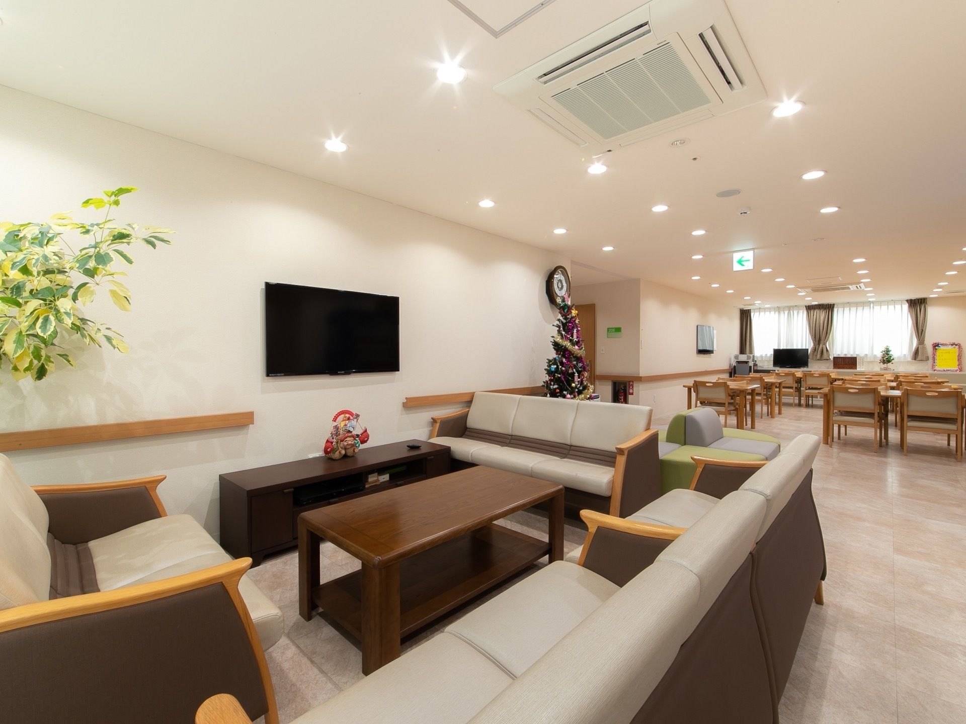 壁には薄型テレビが設置され、その前にテーブルを囲うようにソファが置いてある。ソファの隣には椅子もあり、座るスペースが多い。