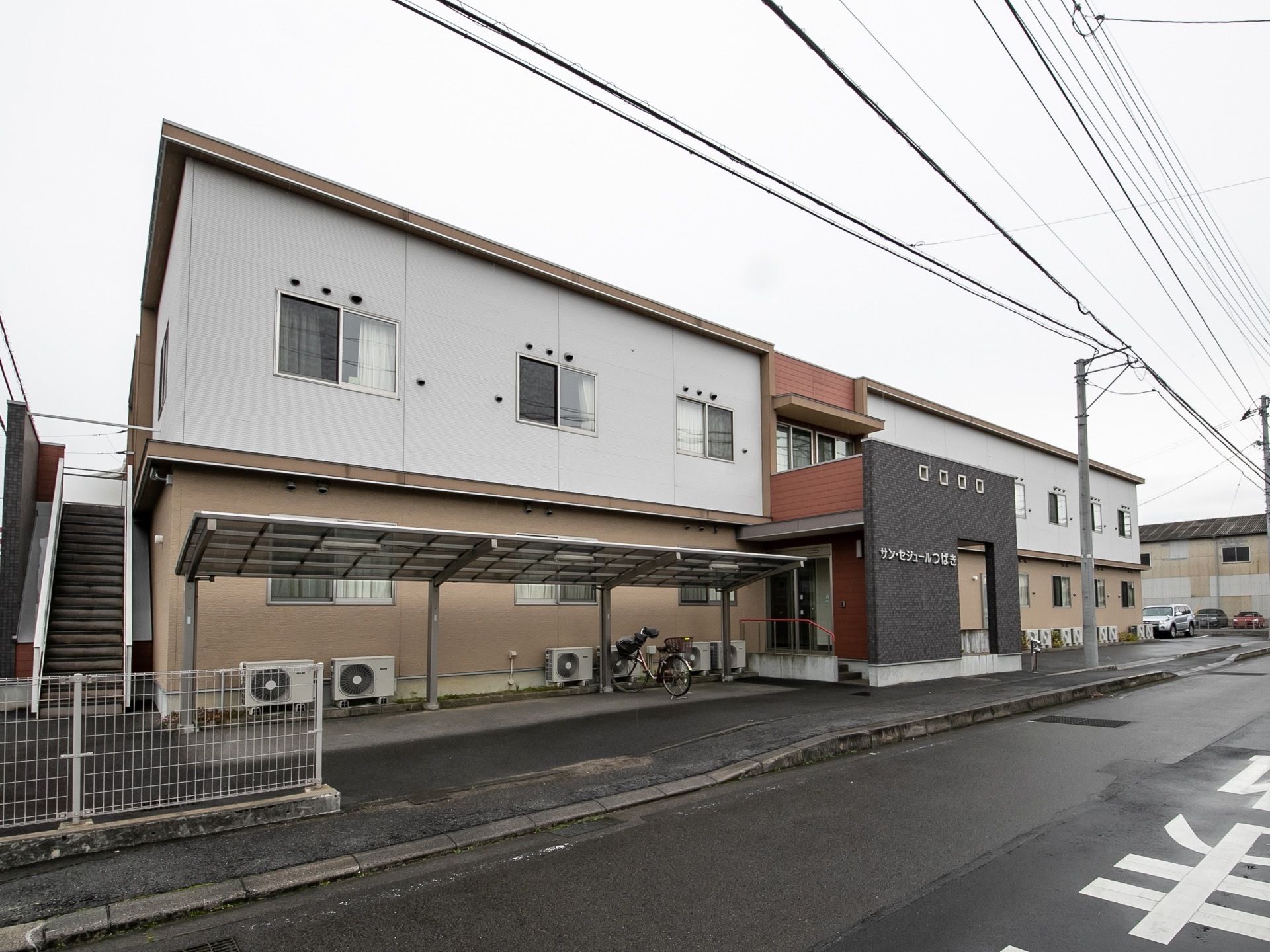 2階建てで1階部分は茶色、2階部分は白で塗られている。建物に隣接して自転車置き場があり、雨をしのぐことができる。