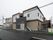 建物の前にはフェンスが建ててあり、そこには空室状況が展示されている。フェンスの前は、すぐに車道である。