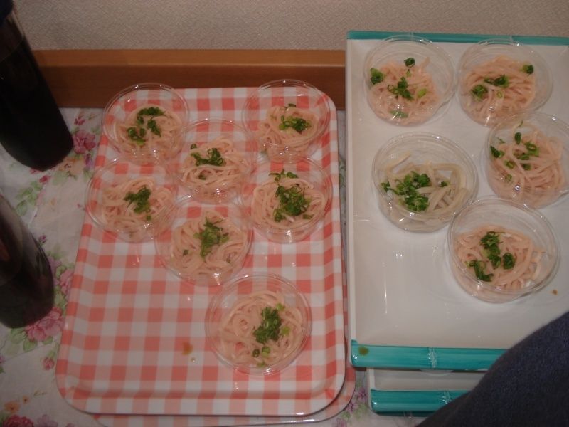 小分けにされた、もやしとネギの和え物