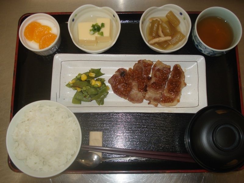 焼肉や、ふきのとうの煮物、冷やっこや牛乳寒天のセット
