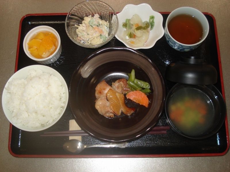 チキンとマカロニサラダ、ご飯と吸い物のセット