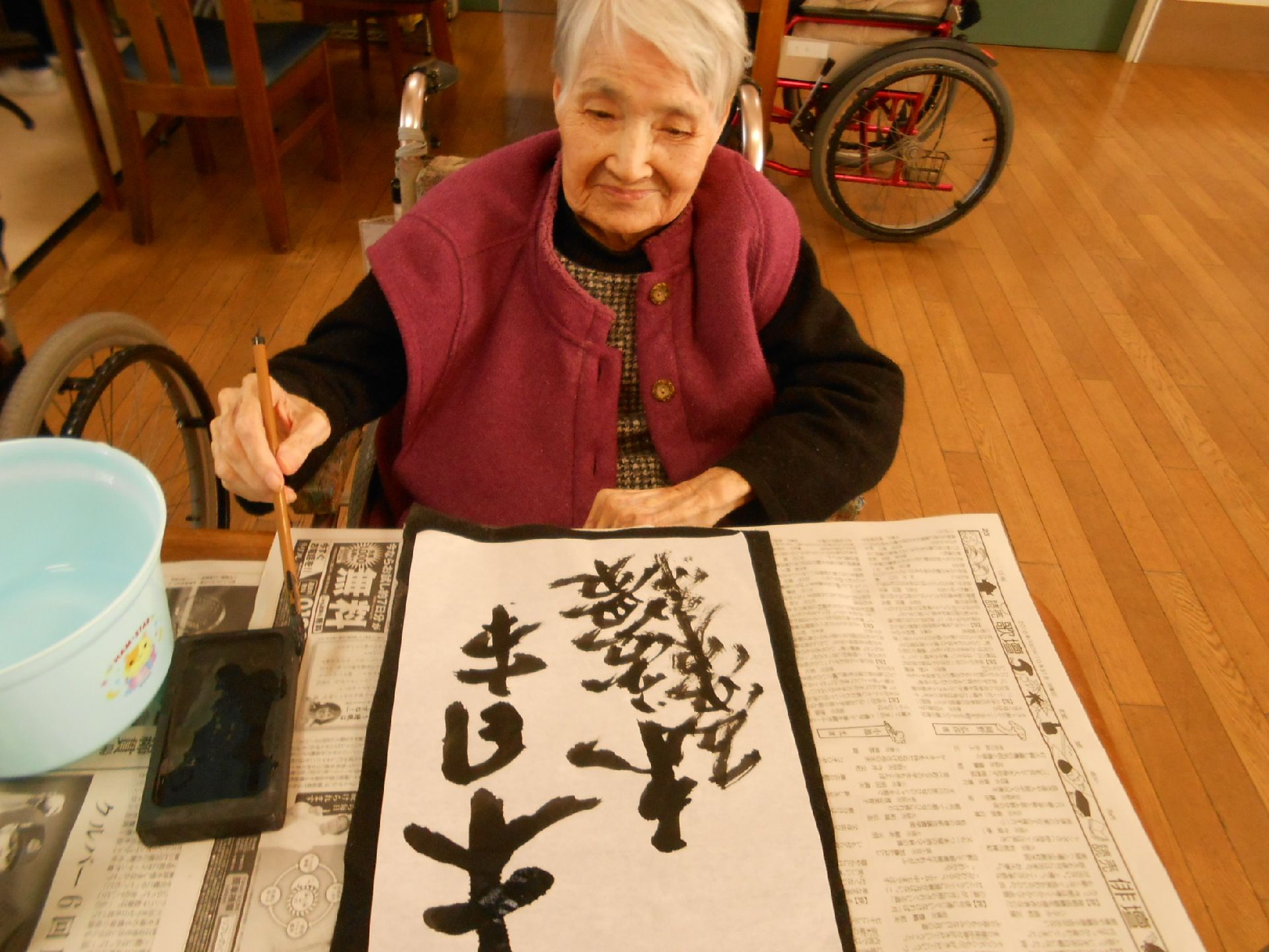 「グループホームつばきの家」の書道。書初めを楽しむご入居者様の様子。