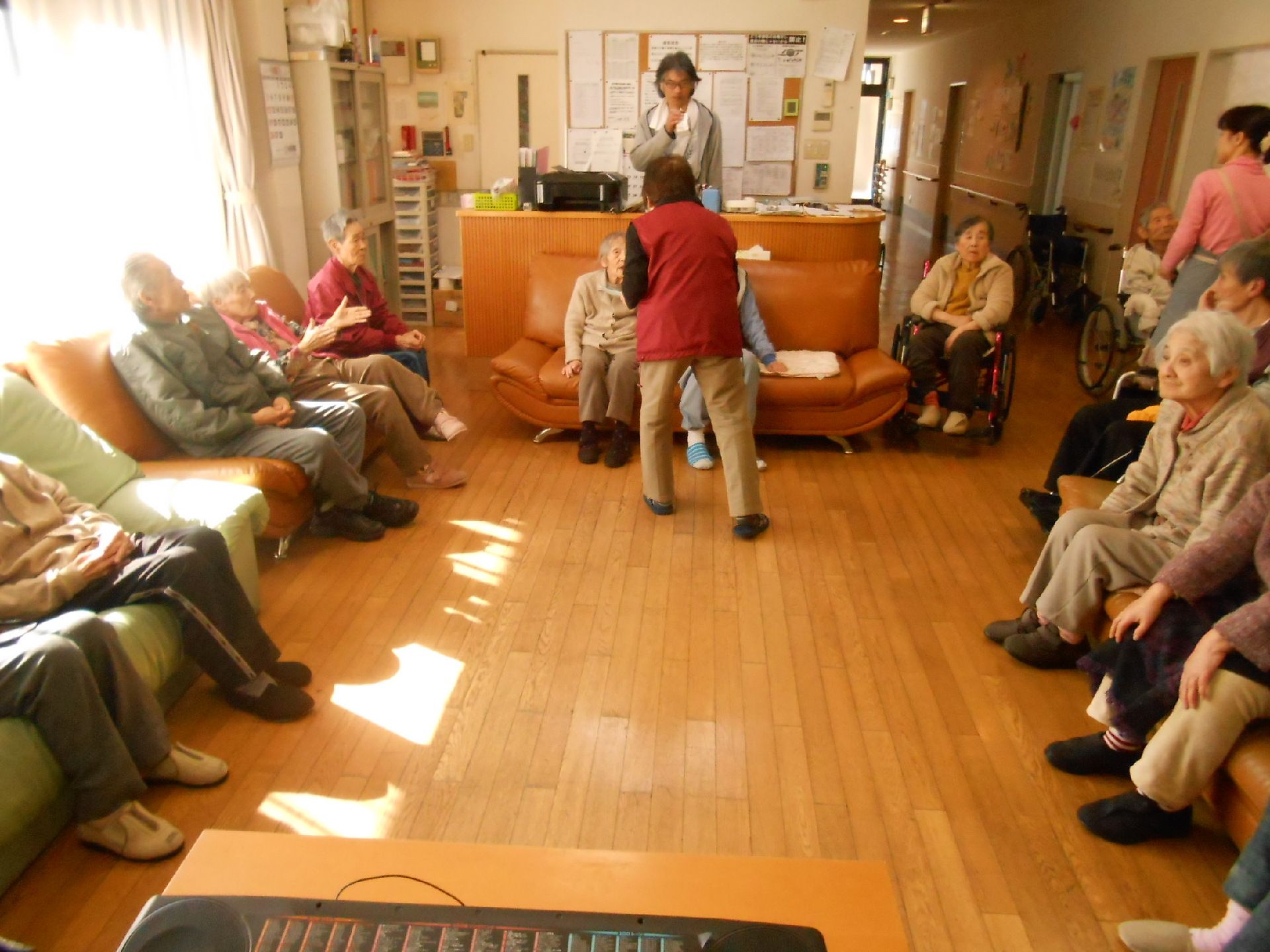 「グループホームつばきの家」の音楽の日。音楽イベントを実施している様子。