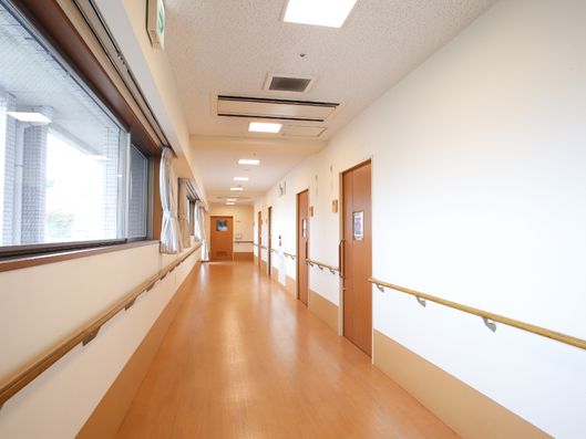 窓付きの廊下