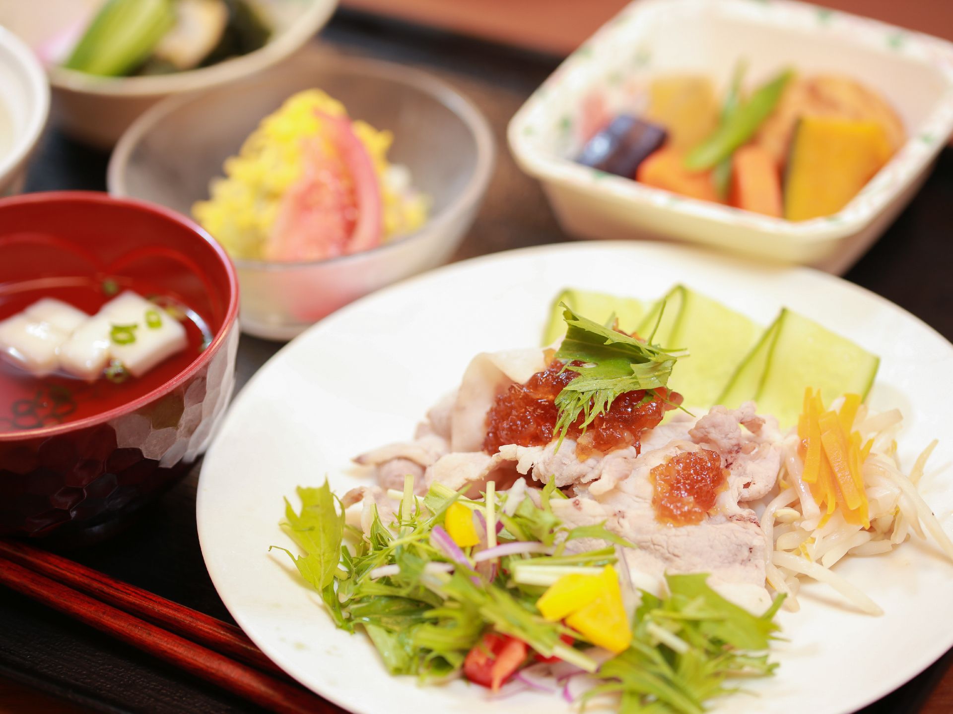 メインの豚しゃぶを中心に、周りに小鉢が並べられた食卓