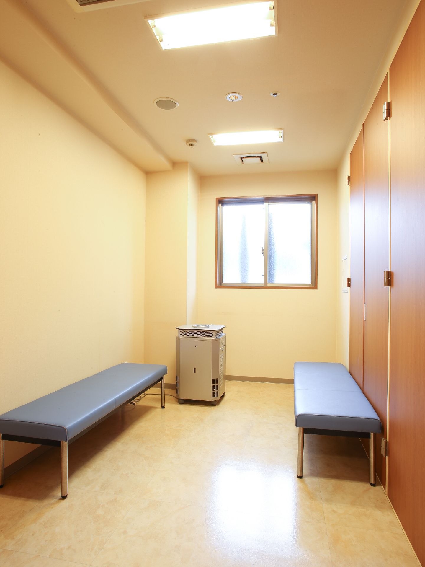 喫煙用の部屋も用意されている。長椅子が2つ置いてあり、喫煙用の装置が1つ置かれており、のんびりとタバコを吸うことが可能である。