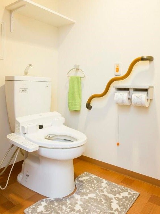 「グランフォレスト氷川台」の居室・トイレ。車椅子の方にも配慮したトイレになっている。