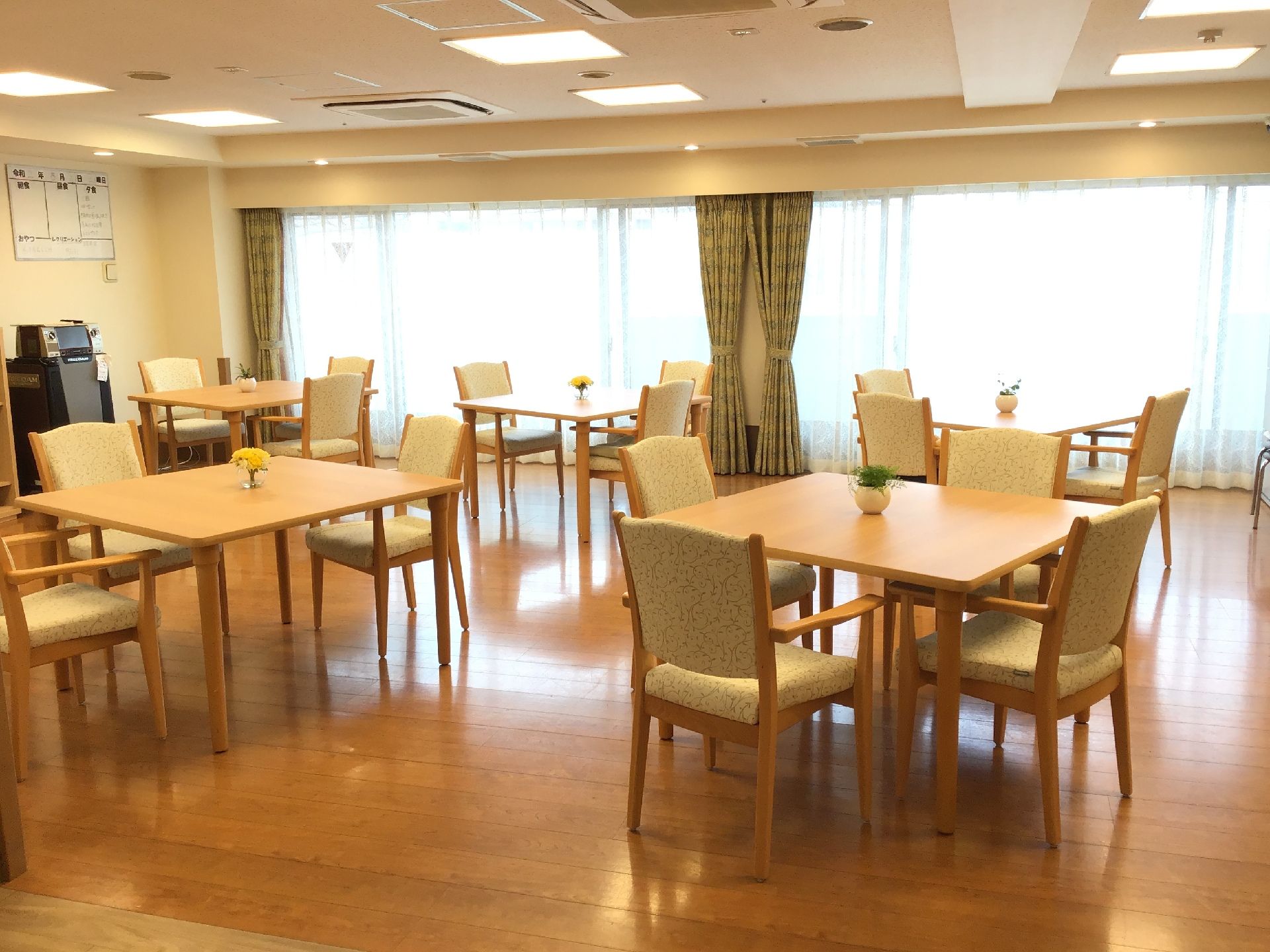 窓が何枚も続き光が入ってくる大部屋がある。正方形のテーブルなどを並べ、大人数がテレビをかこめるようになっている。