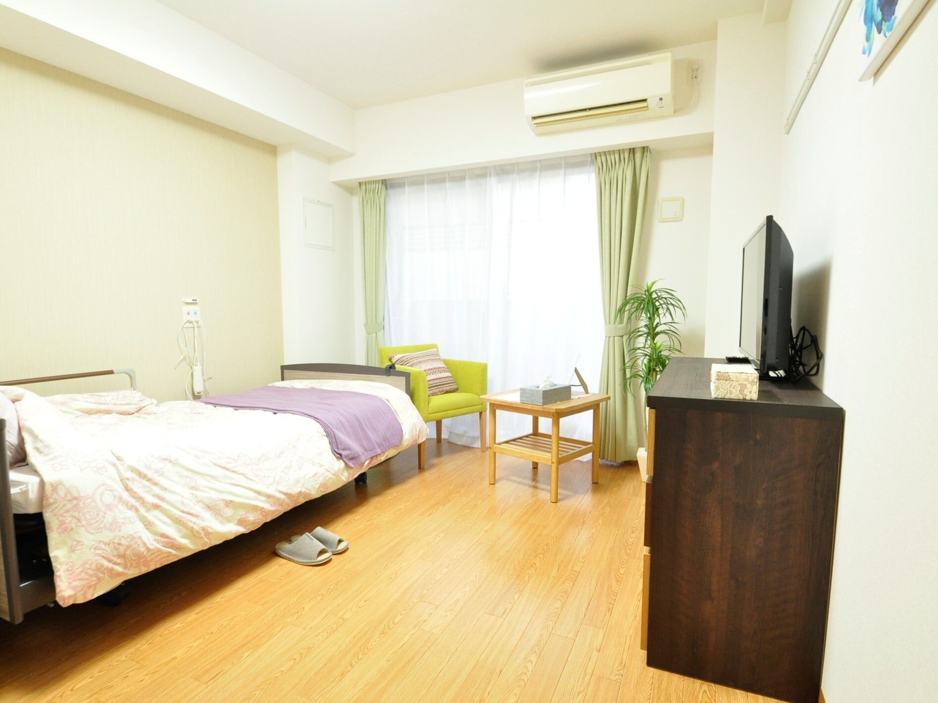 部屋にはクーラーを完備している。またクーラーの下にある、カーテンレールは、壁の内側に隠れているタイプのものを採用した。