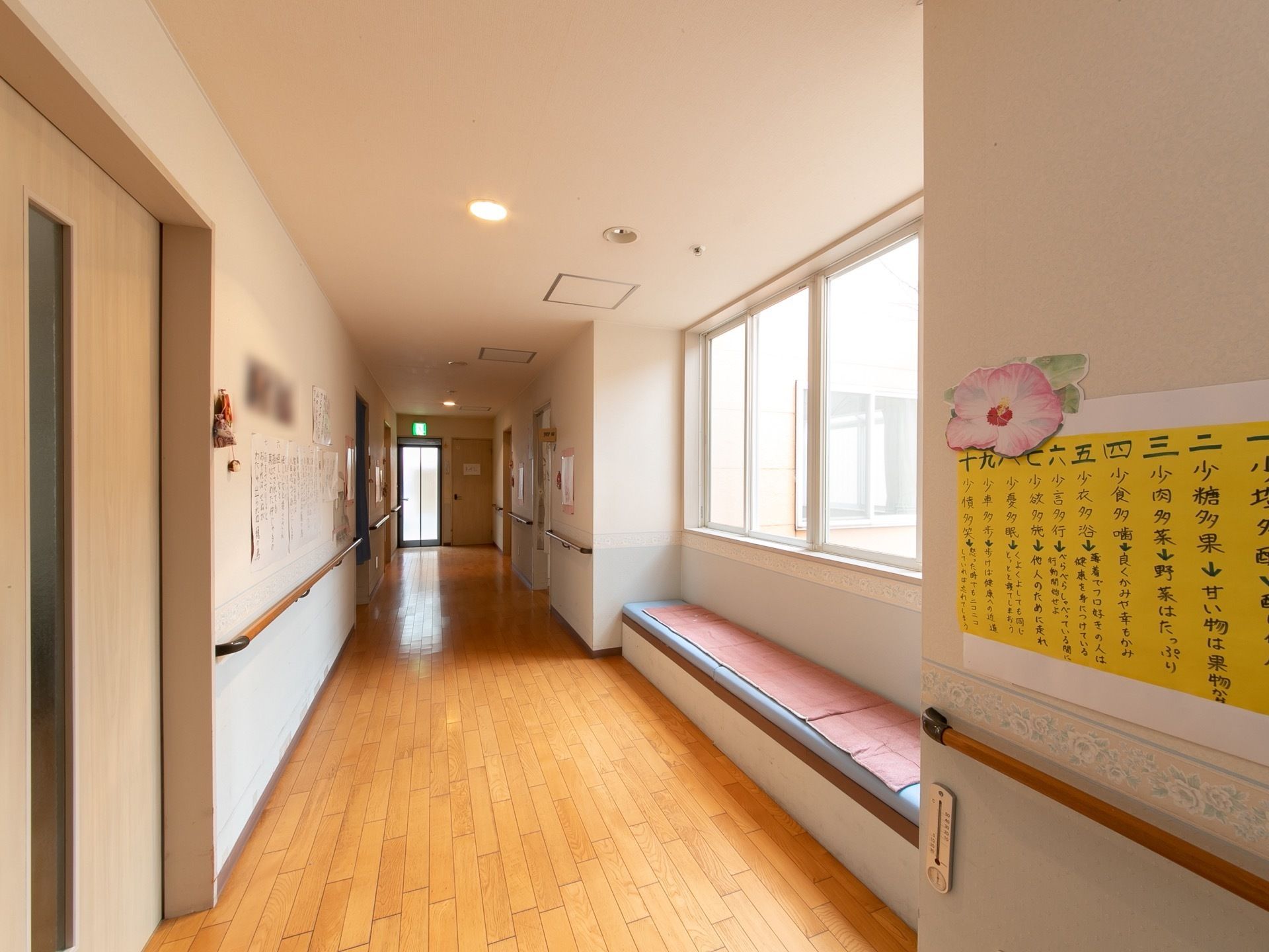 廊下は壁や天井が白色になっている。大きな窓があり、そこからの採光で明るい。窓の下はベンチのようになっていて、クッションが置かれている。