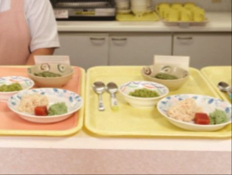 ご入居様に合わせた介護食のメニューが並んでいるトレー