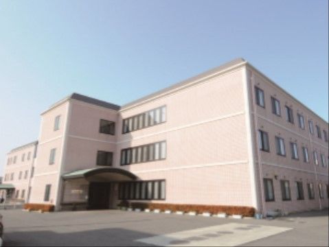 がっしりとした造りの３階建ての建物。玄関部分には大きなアーチ型の屋根があるので、雨の日でも濡れずに車の乗り降りができる。