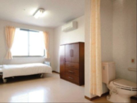 バリアフリーになっている居室内は移動もスムーズで、家具なども使いやすいように自由にレイアウトできる。