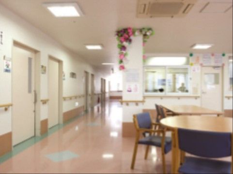 広い廊下からつながる共有スペースにはゆとりをもって机と椅子を配置している。スタッフルームが近くにあるので、目が届きやすい。