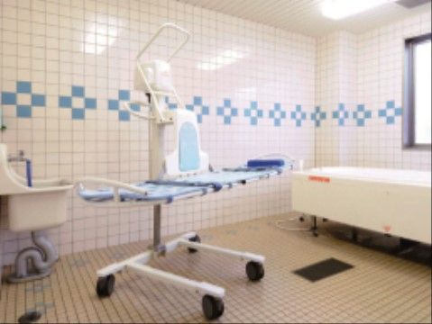 広く造られた浴室内には、要介護の方でも出来るだけ身体の負担にならないように介護浴槽を完備しており、安心して入浴していただける。