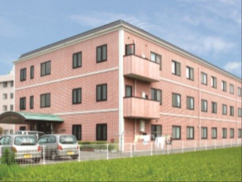 敷地内に駐車スペースが多数ある。施設入口にはひさしが付いており、天候が悪い日の外出も安心できる。居室側は農地に面している。
