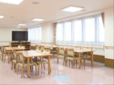 リビングスペースには、たくさんの椅子やテーブルが置かれている。またフロアの床は、段差のないバリアフリーとなっている。