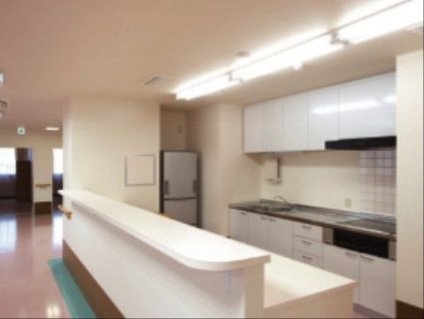 フロアにはカウンターのついた、キッチンスペースが用意されている。キッチンには冷蔵庫があり、シンクを設置している。