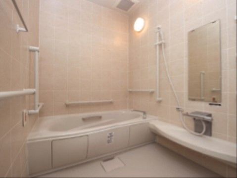 広々としたバスルームには、バスタブを完備している。また壁にはミラーがあり、手すりが取り付けられている。