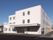 3階建ての施設であり、駐車場が完備されている。玄関先には軒があり、建物横に自動販売機が設置されている。