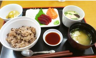 赤飯と味噌汁と刺身や茶碗蒸しのセット