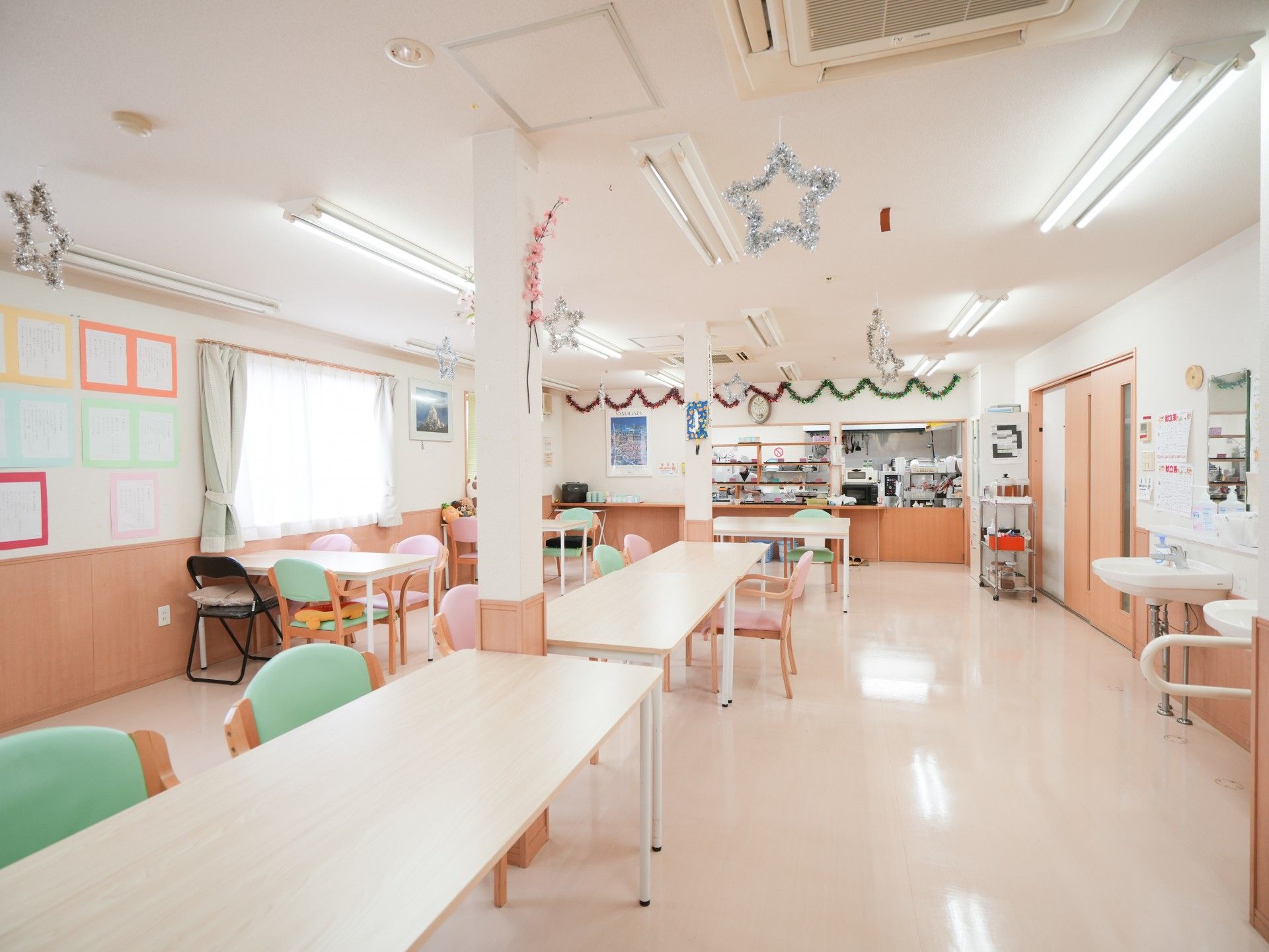 炊き込みご飯やお味噌汁、お刺身や茶わん蒸しなどが並んでいるトレー