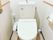手すりが完備されている、温水洗浄便座のあるトイレの個室