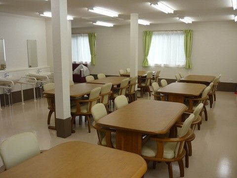 洗面台が設置されている、テーブルセットが並んだ共有スペース