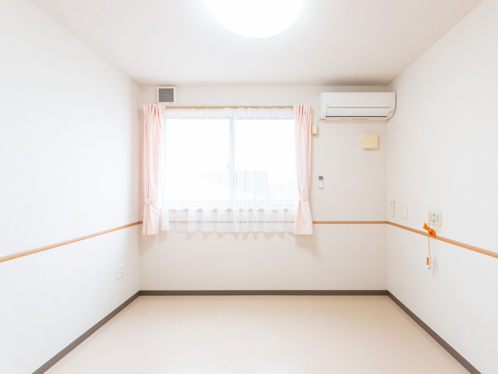 明るい個室の窓辺