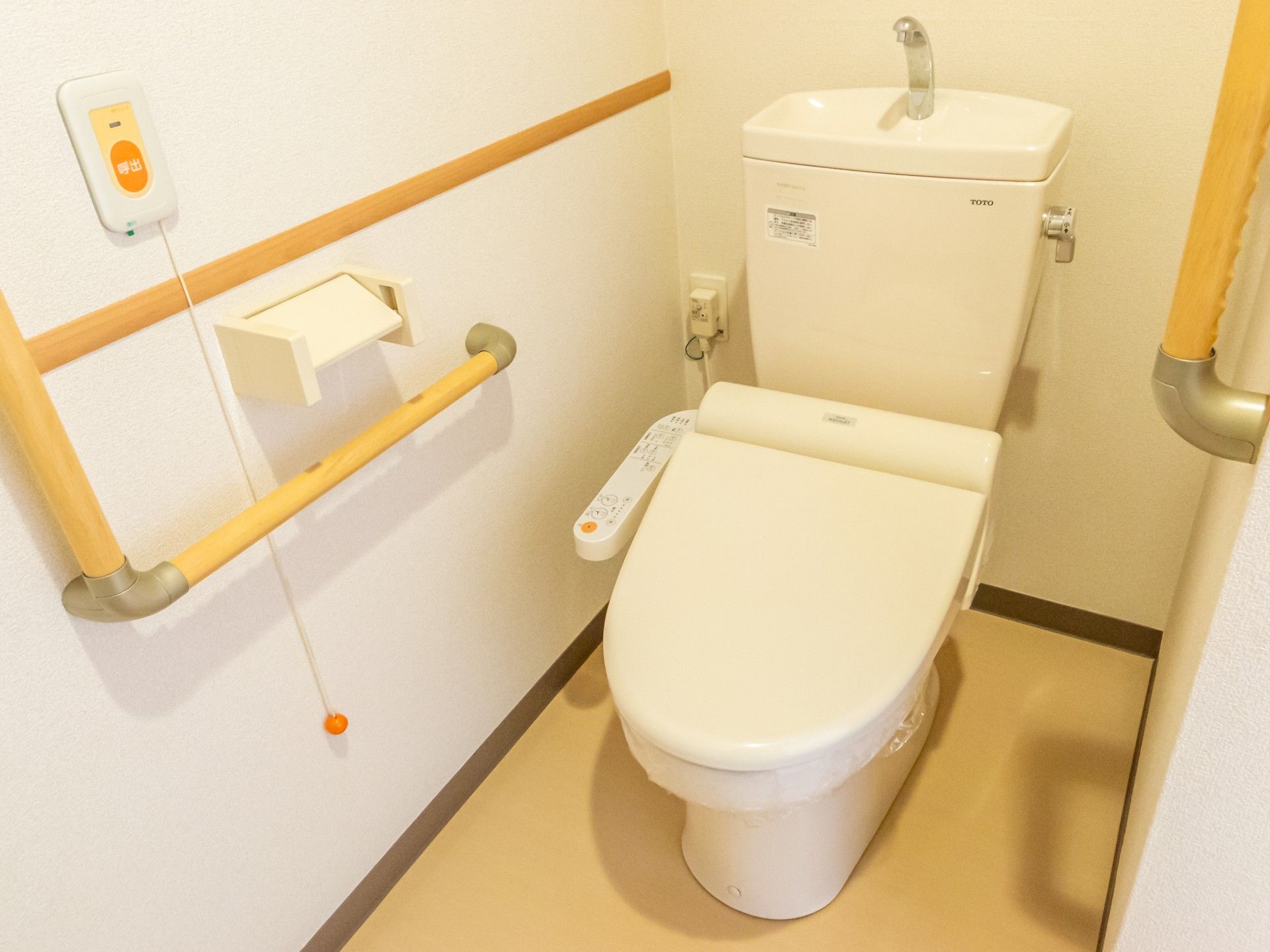 安全な手すり付きトイレ
