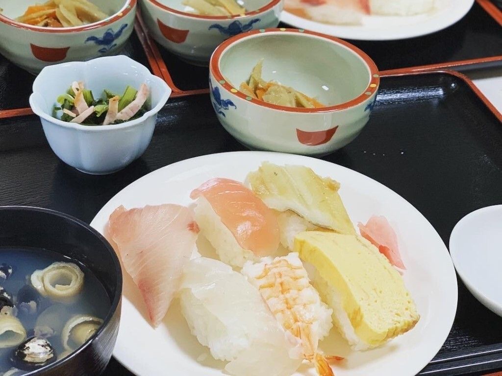 玉子とじと、おしんことごはんと味噌汁