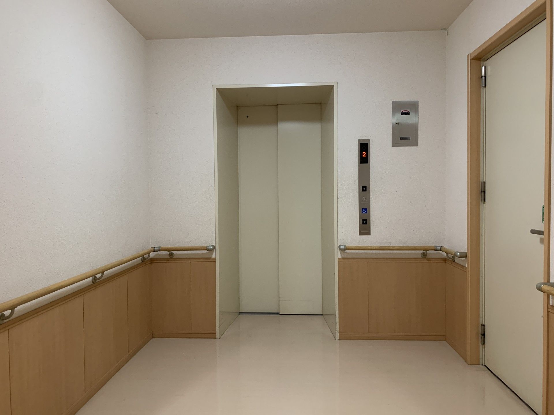 手すり付き廊下のエレベーター前