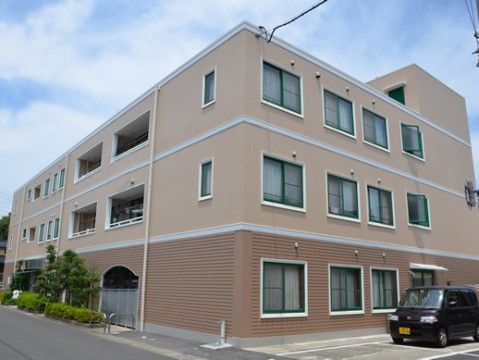 ルーフバルコニーには金属製で白色の手すりが設置されており、入居者様の万が一の転落を防止することができる。